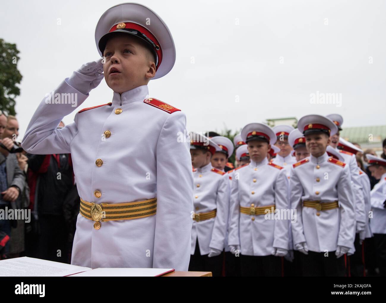 Les cadets de l'École militaire de Suvorov assistent à une cérémonie au début de l'année scolaire, connue sous le nom de « Journée de la connaissance » à Saint-Pétersbourg, sur 1 septembre 2016. Les écoles militaires de Suvorov sont un type d'école pour les garçons de 14-18 ans, et portent le nom du grand général de 18th siècle Alexandre Suvorov. Banque D'Images