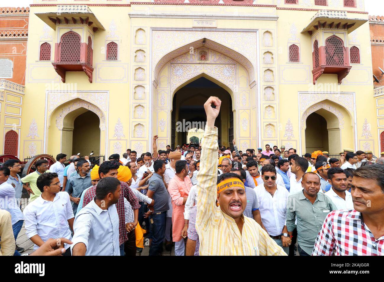 Feu Maharaja Bhawani l'épouse de Rajmata Padmini Devi de Jaipur avec son fils le prince Padamnabh Singh et les partisans prennent un rassemblement de protestation contre l'action dictatoriale au Palais Rajmahal par l'autorité de développement de Jaipur (JDA) , à Jaipur , Rajasthan, Inde, 01 sept. 2016. Banque D'Images
