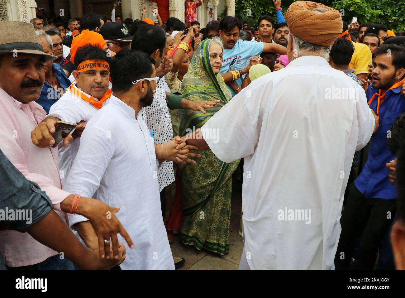 Feu Maharaja Bhawani l'épouse de Rajmata Padmini Devi de Jaipur avec son fils le prince Padamnabh Singh et les partisans prennent un rassemblement de protestation contre l'action dictatoriale au Palais Rajmahal par l'autorité de développement de Jaipur (JDA) , à Jaipur , Rajasthan, Inde, 01 sept. 2016. Banque D'Images
