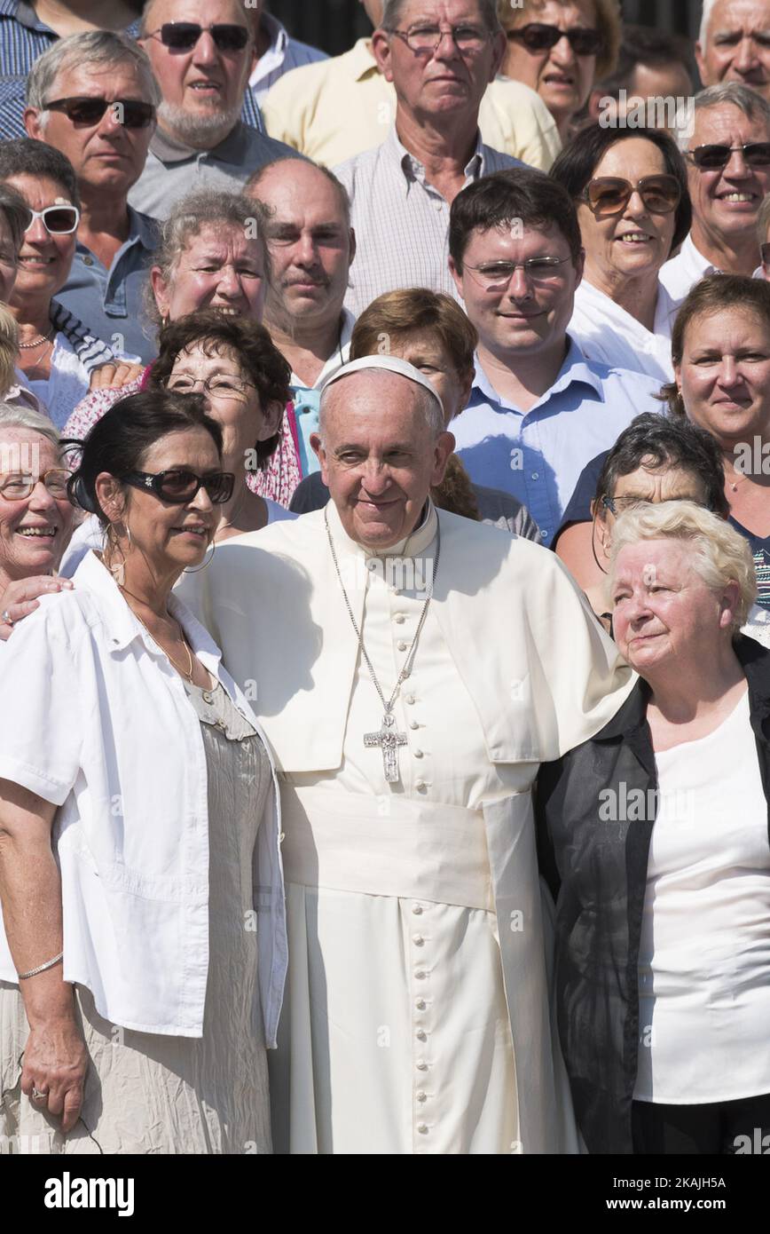 Le pape François pose une photo de famille avec certains des membres de l'église paroissiale du révérend Jacques Hamel, parmi lesquels sa sœur Roselyne Hamel, deuxième de droite, Et l'évêque de Rouen Dominique Lebrun, à droite, à la fin de son audience générale hebdomadaire sur la place Saint-Pierre au Vatican, le mercredi 14 septembre 2016. François a célébré mercredi une messe du matin à la mémoire du révérend Jacques Hamel. Deux extrémistes ont fendu la gorge de Hamel dans son église à Saint-Etienne-du-Rouvray, à l'extérieur de Rouen, sur 26 juillet. La police les a plus tard tués ; le groupe de l'État islamique en a revendiqué la responsabilité. (Photo de Massimo Valicchia/ Banque D'Images