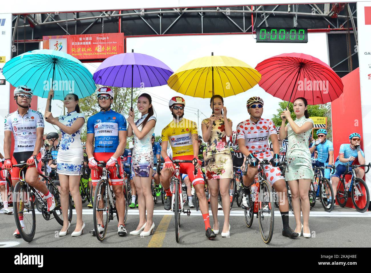 (Gauche-droite) Meiyin Wang - Wisdom-Hengxiang Cycling team (White Best China Rider Jersey), Marco Benfatto - Androni-Giocattoli team (Blue Best Sprinter Jersey), Mattia de Marchi Androni Giocattoli (Yellow leader Jersey) et Maral-Erdene Batmunkh - Terengganu Cycling team (Pod Potganu), sixième étape finale de la montagne de Jersey, Polka, la montagne de Polka 99,6km circuit de Wuhan Xinzhou, du Tour de Chine 2016 1. Le vendredi 16 septembre 2016, à Xinzhou, Wuhan, Chine. Le vendredi 16 septembre 2016, à Xinzhou, Wuhan, Chine. Photo par Artur Widak *** Veuillez utiliser le crédit du champ de crédit *** Banque D'Images