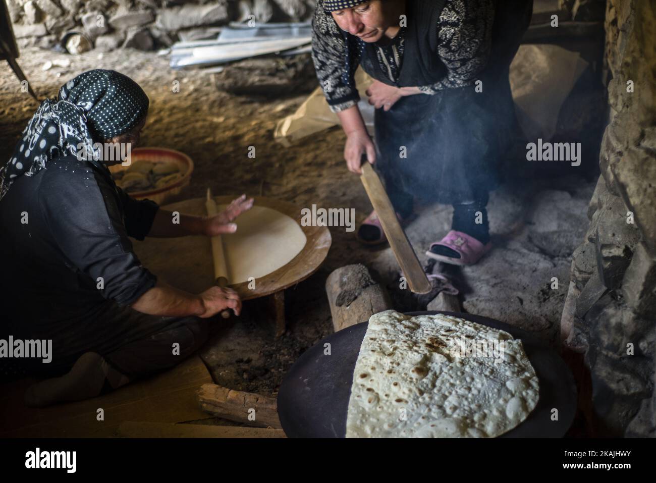 Des femmes font du pain dans la cuisine de sa maison dans le village de Khinalig, région de Quba, Azerbaïdjan. Le pain traditionnel pour ce village est lavash, très mince pain plat. Les femmes le cuisent au feu en utilisant un pot spécial dans une cuisine avec une cheminée. De tels endroits ont toujours de très petites fenêtres et il est difficile de s'y fracas parce que la fumée du feu est très forte. Après deux heures, un approvisionnement d'une semaine de est prêt. ( (Photo par Oleksandr Rupeta/NurPhoto)) *** Veuillez utiliser le crédit du champ de crédit *** Banque D'Images