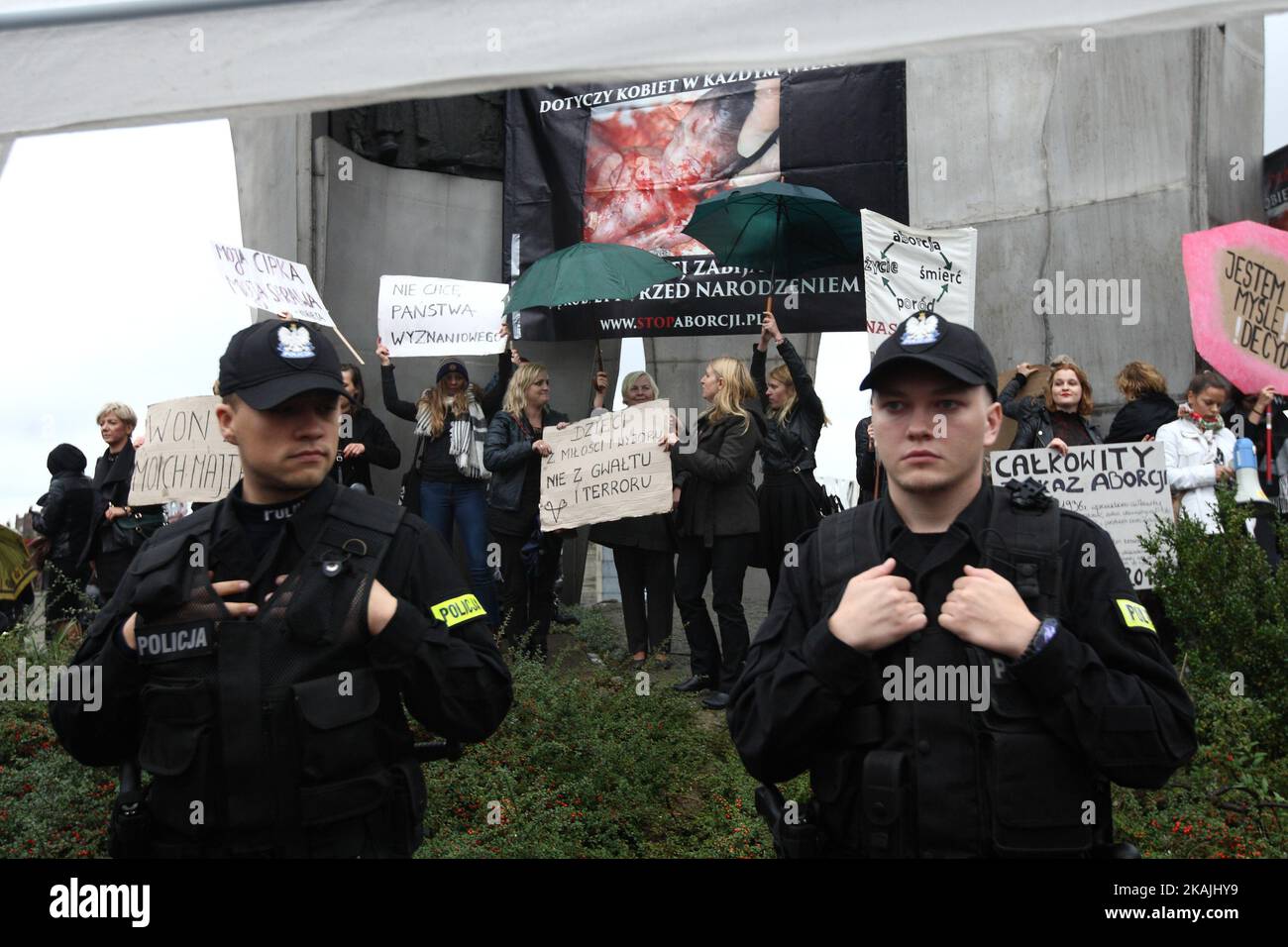 Quelques milliers de personnes ont participé à la manifestation noire ou à la grève générale des femmes en réponse à un projet de loi visant à interdire complètement l'avortement dans le pays, à Gdansk, en Pologne, sur 3 octobre 2016. La nouvelle loi proposée criminaliserait tous les avortements. L'action est organisée pour exprimer l'opposition au durcissement de la loi anti-avortement et, selon son nom, tous les participants portent du noir. Banque D'Images