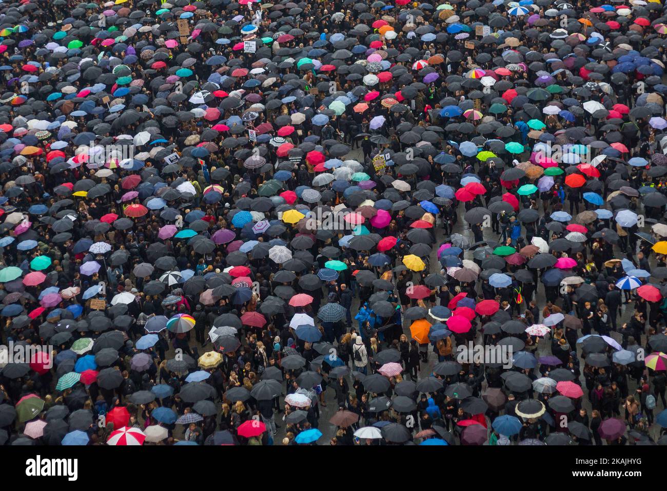 Manifestation à Castle Square lors de la grève nationale des femmes pour protester contre une nouvelle loi qui interdirait effectivement l'avortement à Varsovie, en Pologne, le 3 octobre 2016. Banque D'Images