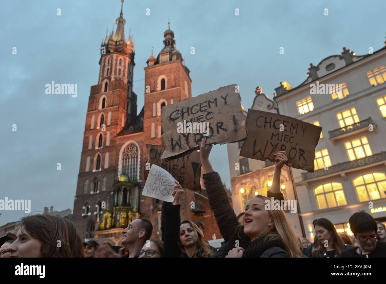 Des manifestants pro-choix sur la place principale de Cracovie, alors que des milliers de femmes ont manifesté aujourd'hui dans le centre-ville de Cracovie lors d'une « manifestation noire ». La grève nationale des femmes a eu lieu dans tout le pays et c'est la réponse contre le projet de renforcement de la loi sur l'avortement en Pologne. Les femmes polonaises exigent le respect de leur droit au libre choix et de la liberté de décider de leur propre corps et de leur propre vie. Le lundi 3 octobre 2016, à Cracovie, en Pologne. Photo par Artur Widak *** Veuillez utiliser le crédit du champ de crédit *** Banque D'Images