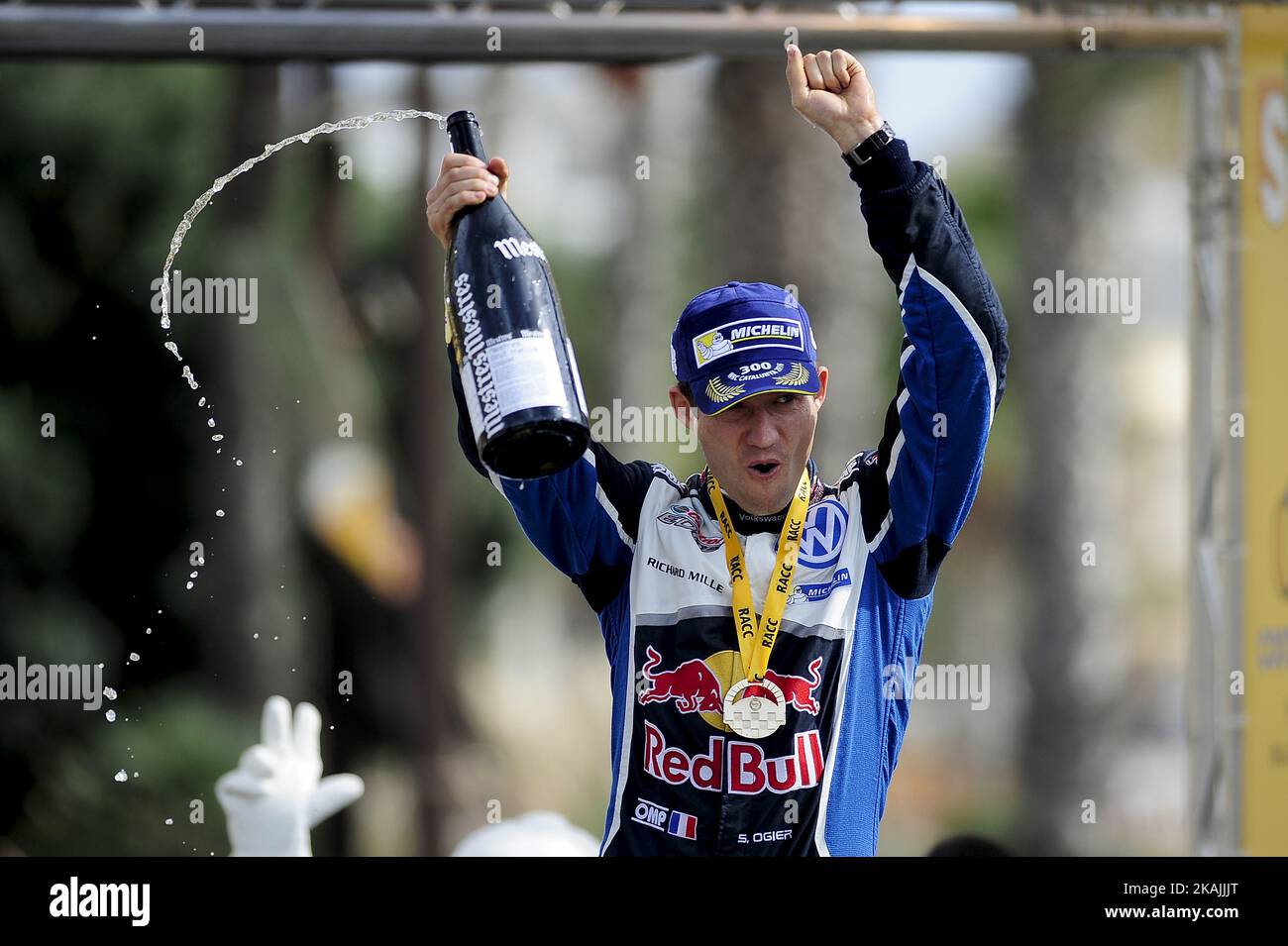 Le pilote français Sbatien Ogier de Volkswagen Motorsport, célébrant sa victoire du Championnat du monde de rallye 4th, au cours du dernier jour du Rallye RACC Catalunya, sur 16 octobre 2016 à Salou, Espagne. (Photo de Joan Cros/NurPhoto) *** Veuillez utiliser le crédit du champ de crédit *** Banque D'Images