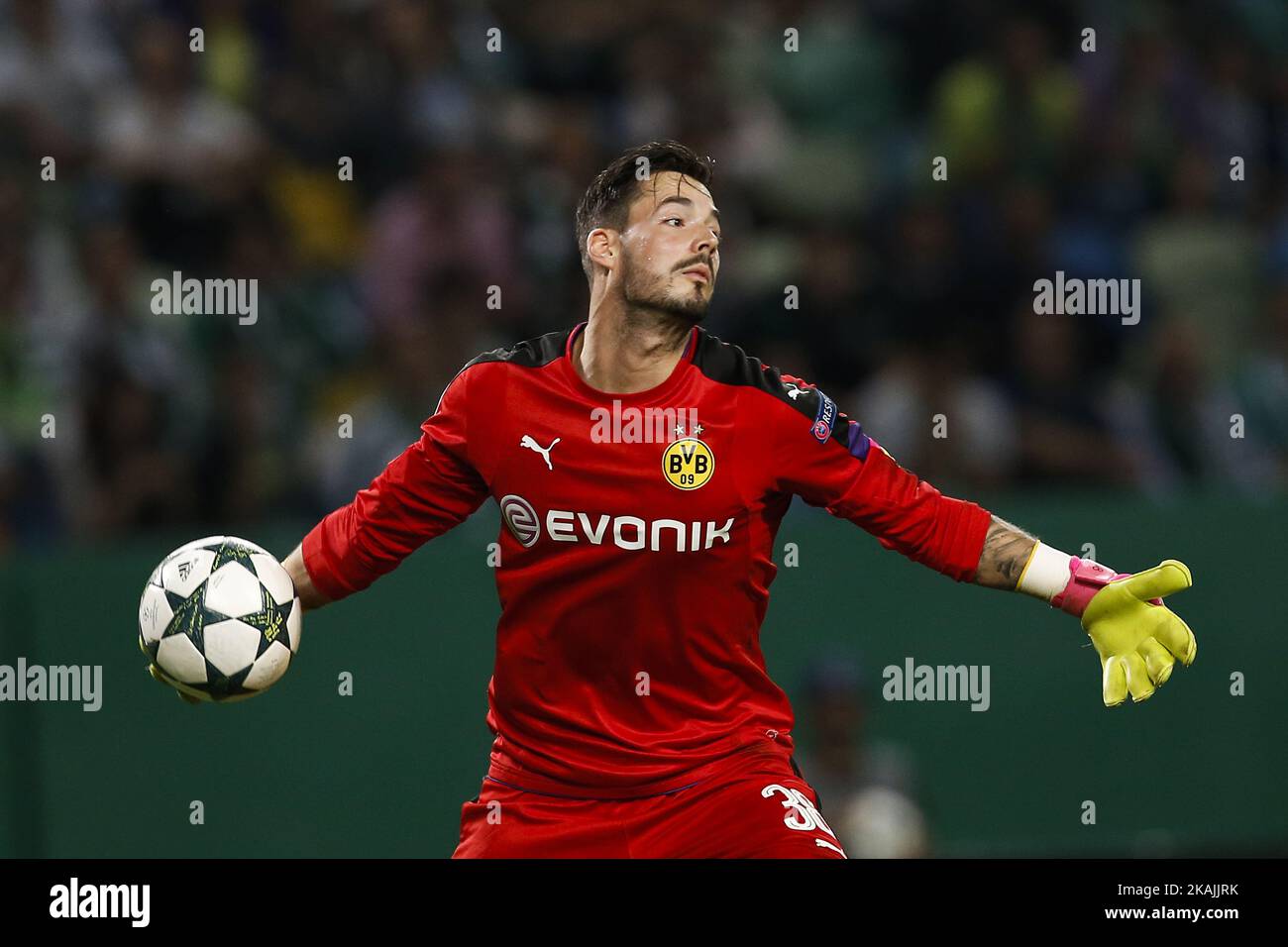 Le gardien de but de Dortmund Roman Burki en action lors du match de la Ligue des champions 2016/17 entre le sportif CP et le BVB Borrusia Dortmund, à Lisbonne, sur 18 octobre 2016. (Photo de Carlos Palma/NurPhoto) *** Veuillez utiliser le crédit du champ de crédit *** Banque D'Images