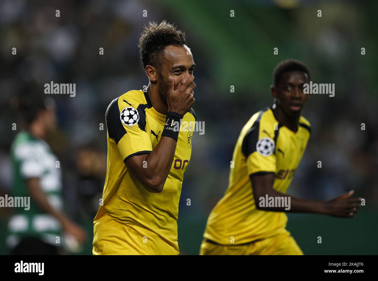 Aubameyang, l'avant de Dortmund, célèbre son but lors du match de la Ligue des champions 2016/17 entre le sportif CP et le BVB Borrusia Dortmund, à Lisbonne, sur 18 octobre 2016. (Photo de Carlos Palma/NurPhoto) *** Veuillez utiliser le crédit du champ de crédit *** Banque D'Images