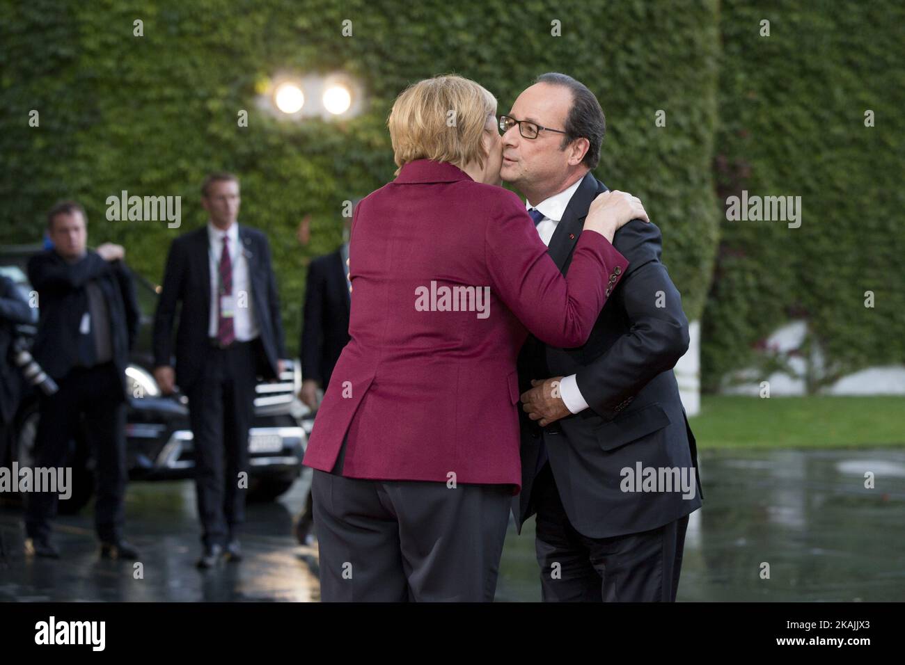 La chancelière allemande Angela Merkel salue le président français François Hollande lors de son arrivée à la Chancellerie de Berlin, en Allemagne, sur 19 octobre 2016. La chancelière allemande Angela Merkel se réunit en Normandie avec le président français François Hollande, le président russe Vladimir Poutine et le président ukrainien Petro Porochenko pour discuter de la sécurité en Ukraine et en Syrie. (Photo par Emmanuele Contini/NurPhoto) *** Veuillez utiliser le crédit du champ de crédit *** Banque D'Images