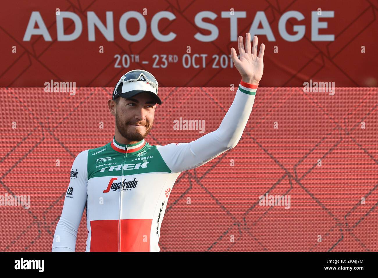 L'équipe italienne Giacomo Nizzolo de Trek - Segafredo remporte l'étape d'ouverture de la deuxième excursion d'Abou Dhabi, alors qu'il a devancé John Degenkolb (Team Giant - Alpecin) et Mark Cavendish (Team dimension Data). Le jeudi 20 octobre 2016, à Madinat Zayed, Abu Dhabi, Émirats Arabes Unis. Photo par Artur Widak *** Veuillez utiliser le crédit du champ de crédit *** Banque D'Images