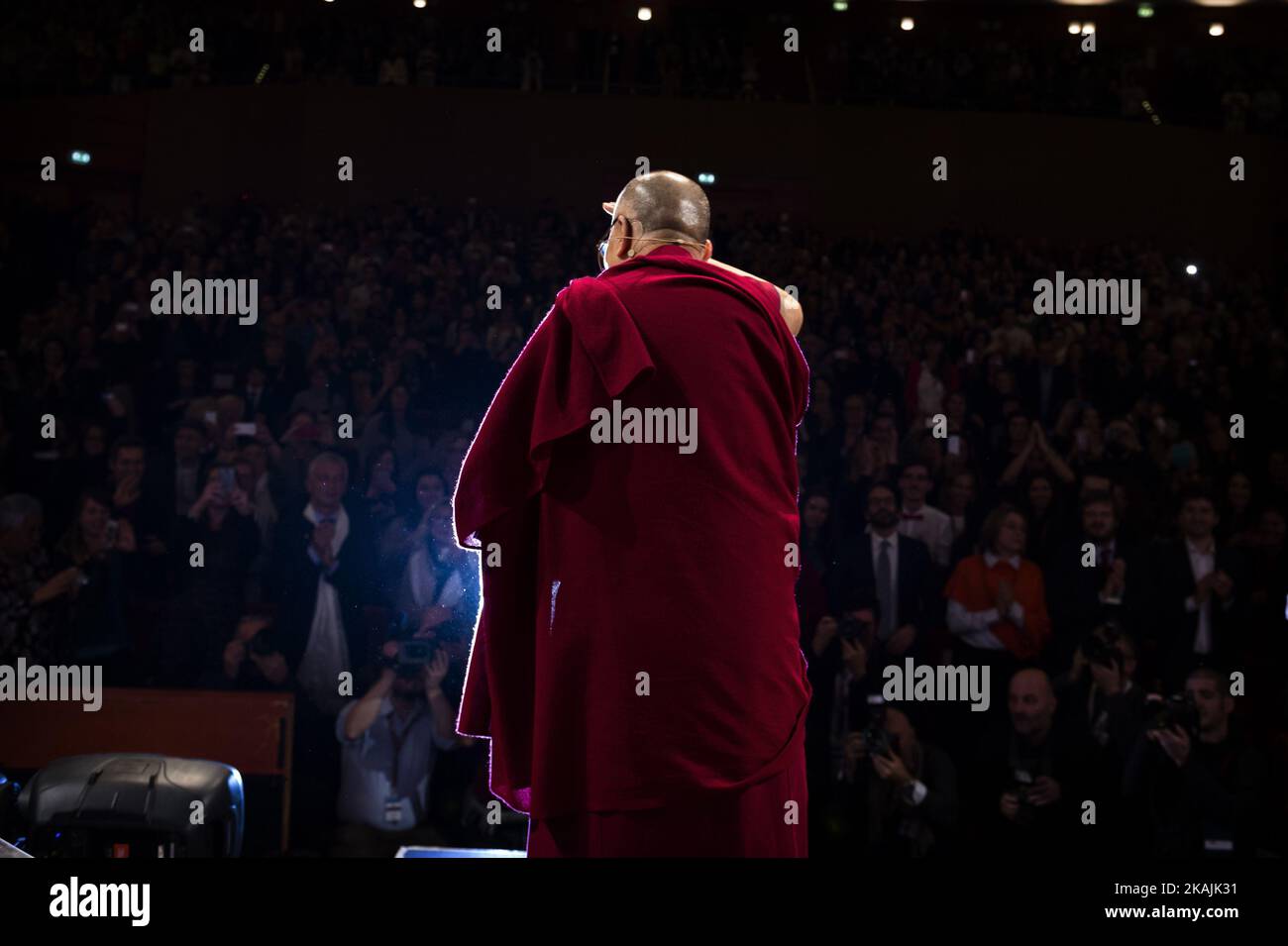 Dalaï Lama lors de la cérémonie de citoyenneté honoraire, lors de la réunion organisée par l'Université Bicocca au théâtre Arcimboldi sur 20 octobre 2016 à Milan, en Italie. (Photo de Fabrizio Di Nucci/NurPhoto) *** Veuillez utiliser le crédit du champ de crédit *** Banque D'Images