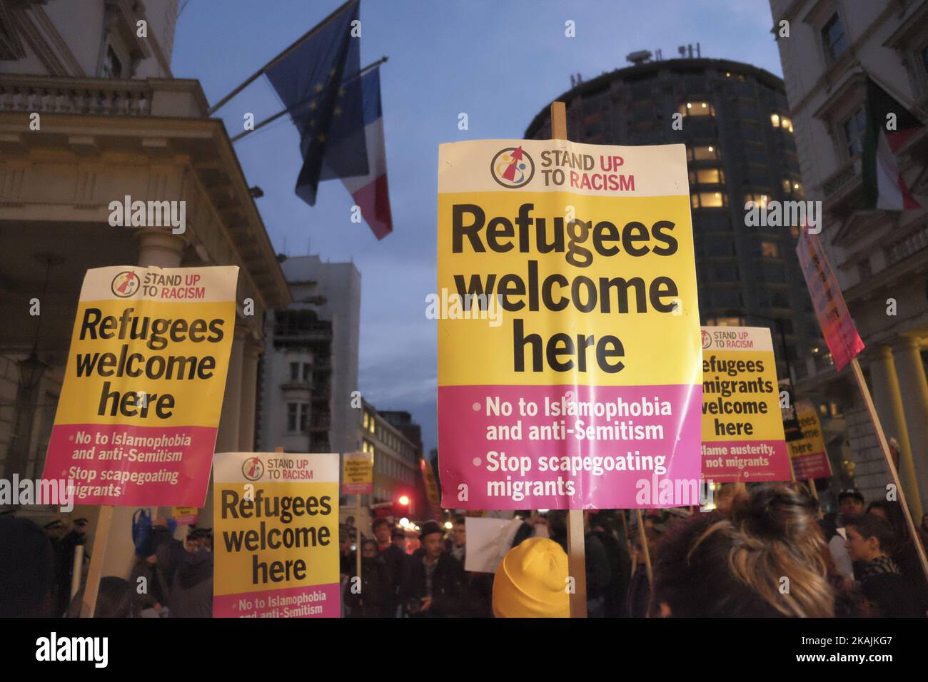 Un groupe de manifestants pro-migrants tient une manifestation devant l'ambassade de France à Londres le 24 octobre 2016 pour protester contre l'agaiste qui a fermé le camp de migrants à Calais, en France. (Photo de Jay Shaw Baker/NurPhoto) *** Veuillez utiliser le crédit du champ de crédit *** Banque D'Images