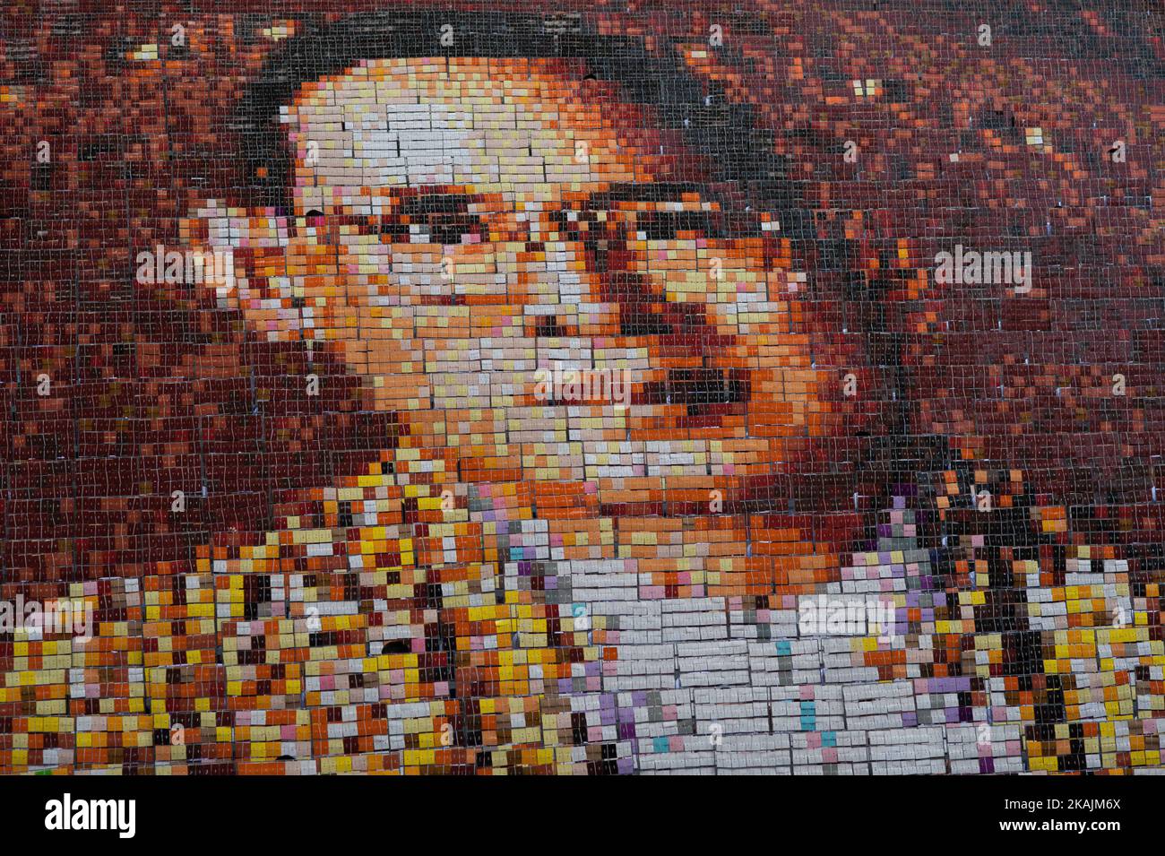 Un portrait en mosaïque du roi thaïlandais Bhumibol Adulyadej est exposé comme les 1 250 étudiants pratiquent des tableaux de retournement, à l'Assomption College à Bangkok, en Thaïlande, sur 28 octobre 2016. . Banque D'Images