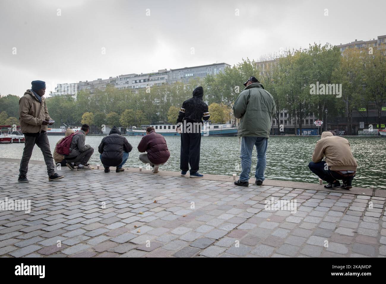 Un petit-déjeuner est offert aux migrants par une organisation locale à côté du quai de la Seine. Paris 15/10/2106 (photo de Guillaume Pinon/NurPhoto) *** Veuillez utiliser le crédit du champ de crédit *** Banque D'Images