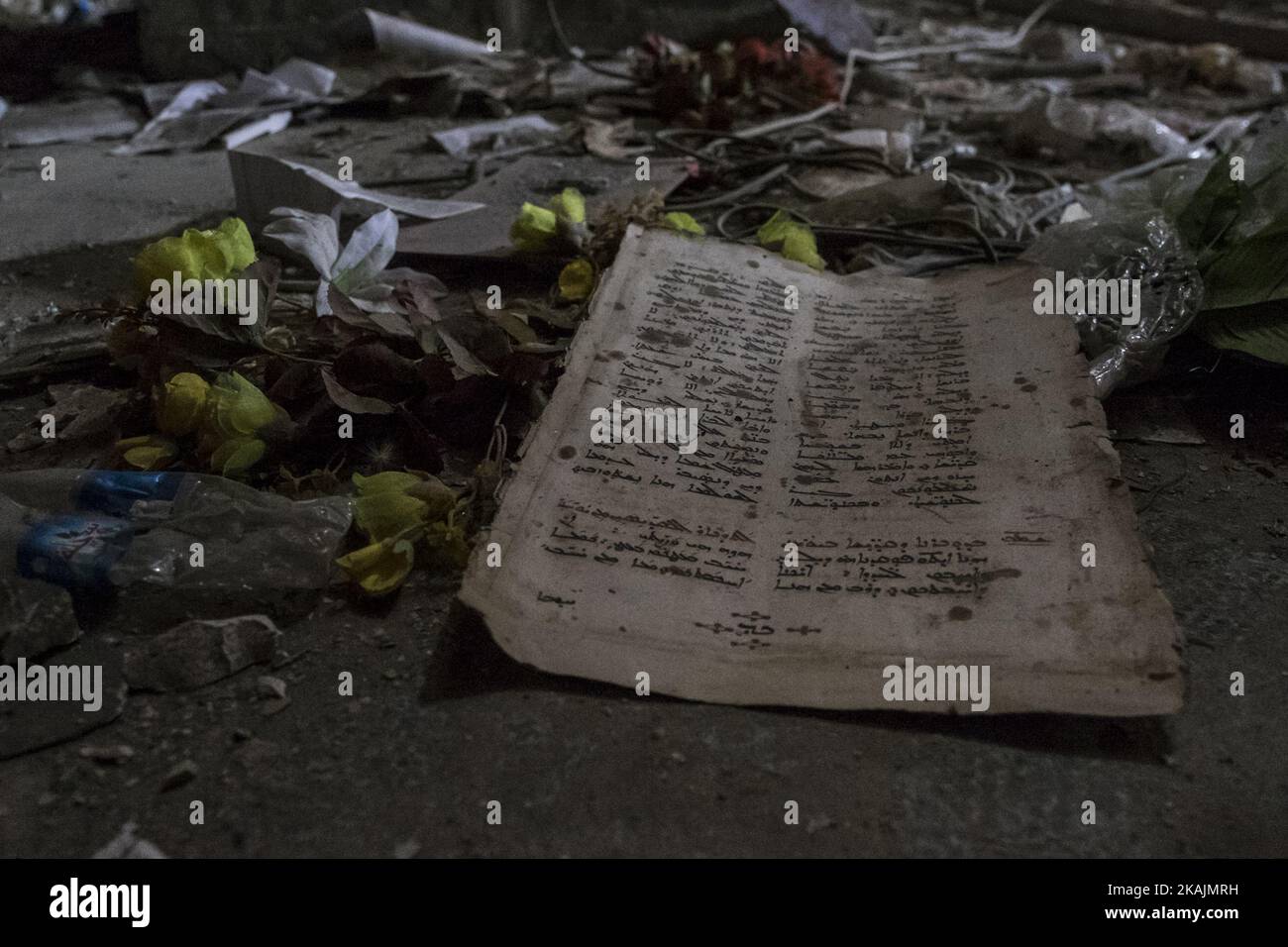 Détruit la Bible à l'intérieur de l'Église de l'Immaculée conception à Qaraqosh, Irak, le 30 octobre 2016. La ville de Qaraqosh a été libérée il y a 3 jours par la NPU (unité des plaines de Ninive) après deux ans d'occupation par l'EI. (Photo de Joseph Galanakis/NurPhoto) *** Veuillez utiliser le crédit du champ de crédit *** Banque D'Images