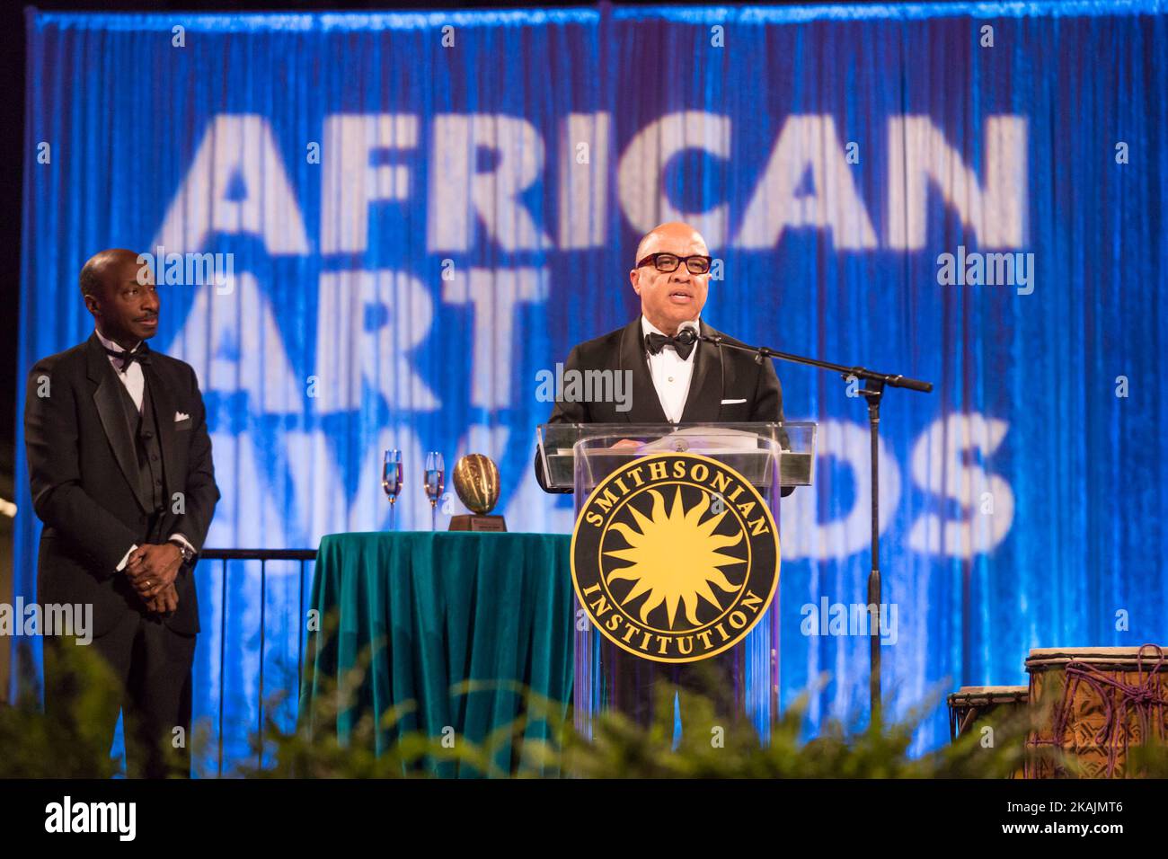 Darren Walker (Président de la Fondation Ford et lauréat du prix 2016), s'exprime, derrière lui, Kenneth Frazier (Président-directeur général de Merck), au dîner annuel 1st du Smithsonian National Museum of African Art Awards dans le Smithsonian Arts & Industries Building, vendredi, à 28 octobre 2016, à Washington, DC, États-Unis. (Photo de Cheriss May/NurPhoto) *** Veuillez utiliser le crédit du champ de crédit *** Banque D'Images