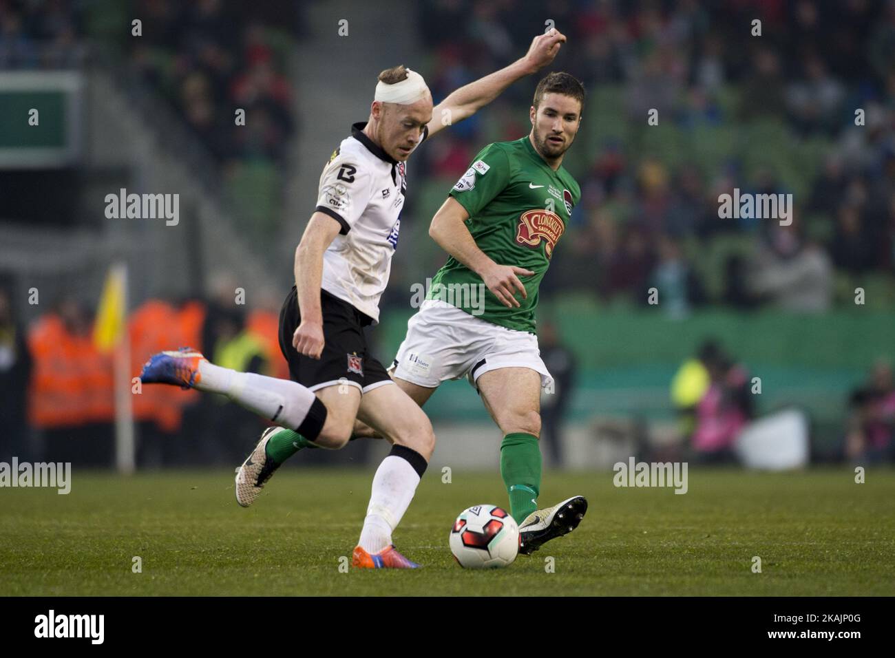 Chris Shields de Dundalk se bat pour le bal avec Steven Beattie de Cork lors du match de finale 2016 de la coupe senior de la FAI du quotidien irlandais entre Cork City et Dundalk FC au stade Aviva de Dublin, en Irlande, sur 6 novembre 2016. Banque D'Images