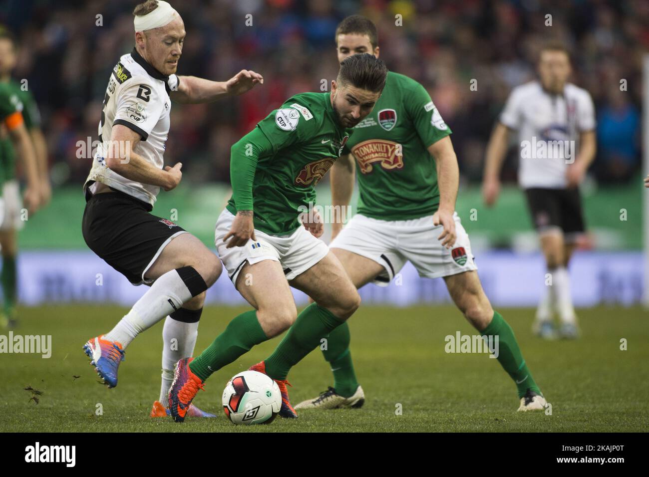 Sean Maguire de Cork et Chris Shields se battent pour le bal lors du match de finale 2016 de la coupe senior de la FAI du quotidien irlandais entre Cork City et Dundalk FC au stade Aviva de Dublin, en Irlande, sur 6 novembre 2016. Banque D'Images