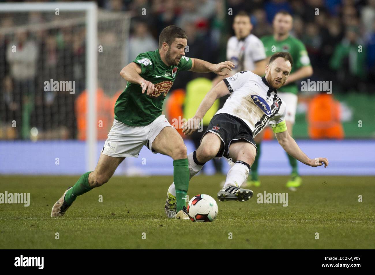 Gearoid Morrissey de Cork combat pour le bal avec Stephen O'Donnell de Dundalk lors du match de finale 2016 de la coupe principale de la FAI du quotidien irlandais entre Cork City et Dundalk FC au stade Aviva de Dublin, en Irlande, sur 6 novembre 2016. Banque D'Images