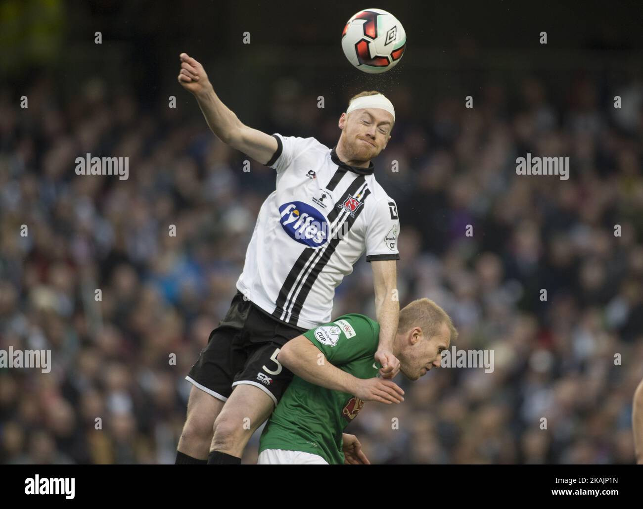 Chris Shields de Dundalk saute pour le ballon lors du match de finale 2016 de la coupe senior de la FAI du quotidien irlandais entre Cork City et Dundalk FC au stade Aviva de Dublin, en Irlande, sur 6 novembre 2016. Banque D'Images