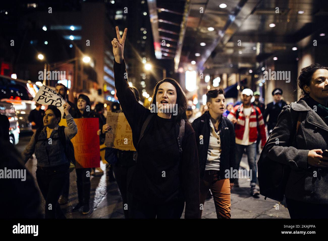 Des milliers de manifestants descendent dans les rues de Chicago, Illinois, États-Unis, sur 9 novembre 2016 après l'élection de Donald Trump à la présidence des États-Unis. (Photo de Jim Vondruska/NurPhoto) *** Veuillez utiliser le crédit du champ de crédit *** Banque D'Images