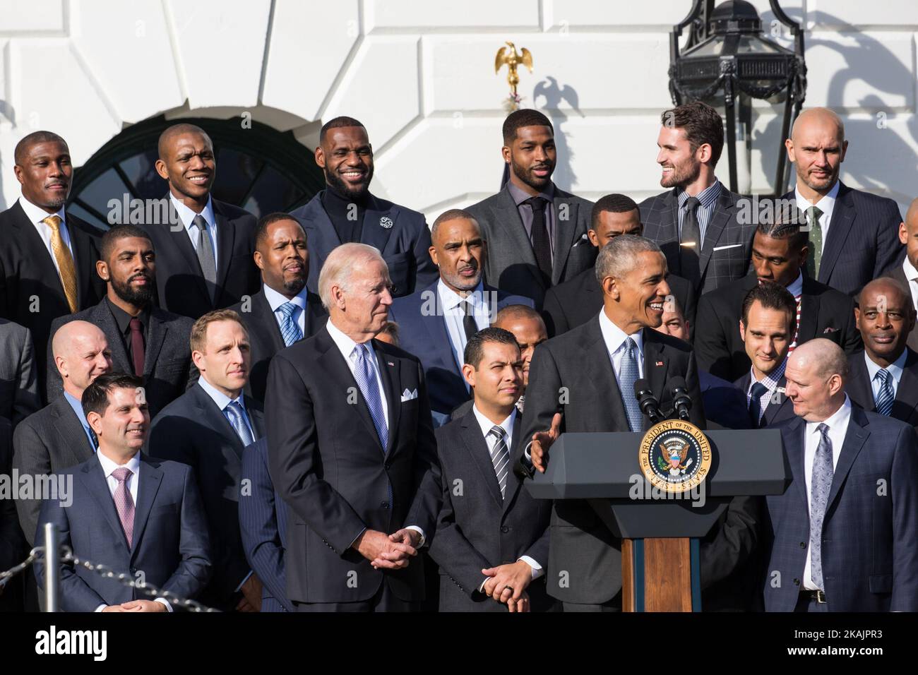 Le président Barack Obama, avec le vice-président Joe Biden à ses côtés, a honoré jeudi, 10 novembre 2016, le champion de la NBA de 2016, Cleveland cavaliers, sur la pelouse sud de la Maison Blanche à Washington. (Photo de Cheriss May/NurPhoto) *** Veuillez utiliser le crédit du champ de crédit *** Banque D'Images