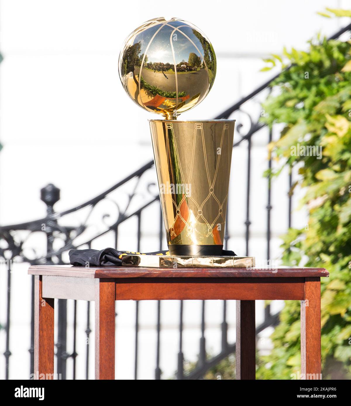 Le trophée Cleveland Cavaliers, champion de la NBA 2016, sur la pelouse sud de la Maison Blanche à Washington, D.C., jeudi, 10 novembre 2016. (Photo de Cheriss May/NurPhoto) *** Veuillez utiliser le crédit du champ de crédit *** Banque D'Images