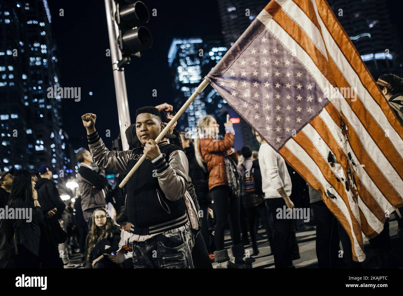 Des milliers de manifestants descendent dans les rues de Chicago, Illinois, États-Unis, sur 9 novembre 2016 après l'élection de Donald Trump à la présidence des États-Unis. (Photo de Jim Vondruska/NurPhoto) *** Veuillez utiliser le crédit du champ de crédit *** Banque D'Images