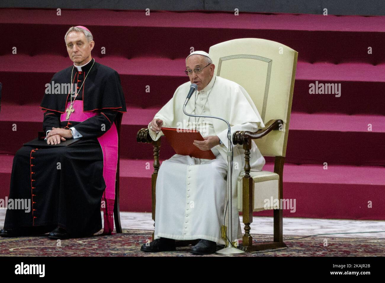 Le pape François dirige une audience jubilaire pour les personnes socialement exclues dans le cadre des célébrations en cours de la Sainte année de la Miséricorde dans le hall Paul VI de la Cité du Vatican, Vatican sur 11 novembre 2016. Vendredi, le pape François a accueilli à Rome plus de 6000 personnes, hommes et femmes de diverses nations européennes, qui ont vécu, ou sont encore aujourd'hui, vivant dans la rue. Le Jubilé pour les personnes socialement exclues a accueilli non seulement les sans-abri, mais aussi les personnes défavorisées et les personnes vivant dans la pauvreté. (Photo de Giuseppe Ciccia/NurPhoto) *** Veuillez utiliser le crédit du champ de crédit *** Banque D'Images