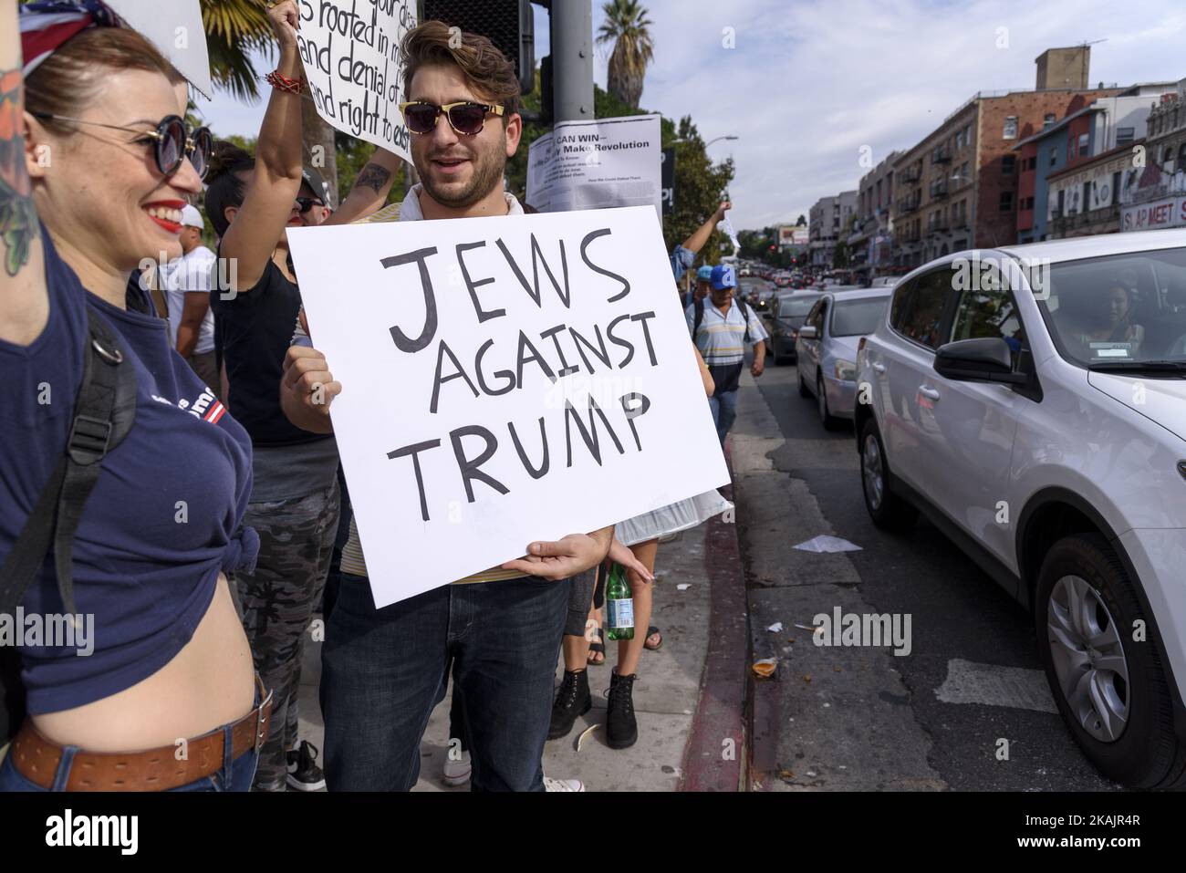 Des manifestants ont défilé dans les rues de Los Angeles pour protester contre le président élu, Donald Trump. Los Angeles, Californie, 12 novembre 2016. Selon la LAPD, une foule estimée à neuf mille personnes a participé, faisant de cette manifestation la plus importante contre Trump à ce jour dans la ville. (Photo de Ronen Tivony/NurPhoto) *** Veuillez utiliser le crédit du champ de crédit *** Banque D'Images