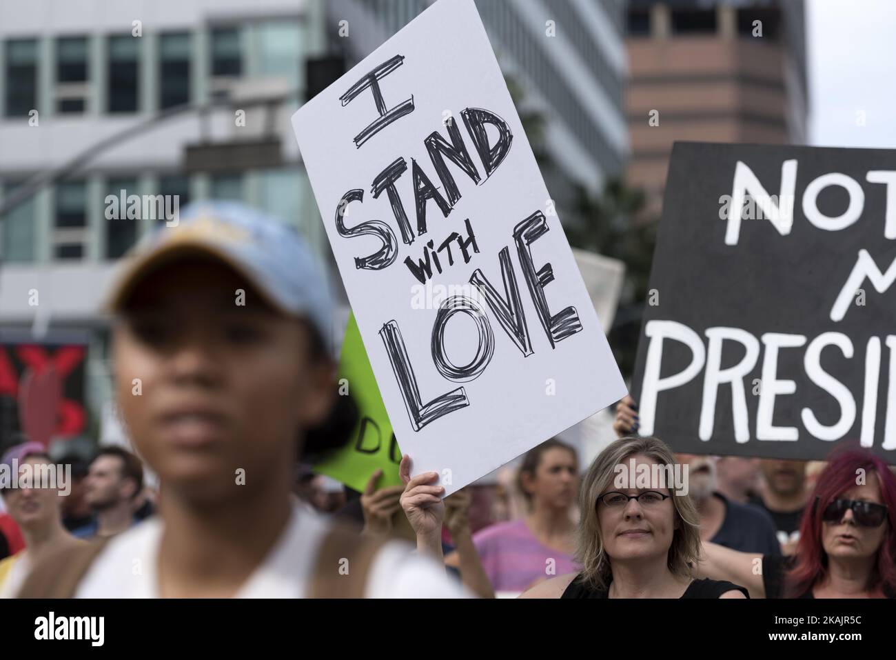 Des manifestants ont défilé dans les rues de Los Angeles pour protester contre le président élu, Donald Trump. Los Angeles, Californie, 12 novembre 2016. Selon la LAPD, une foule estimée à neuf mille personnes a participé, faisant de cette manifestation la plus importante contre Trump à ce jour dans la ville. (Photo de Ronen Tivony/NurPhoto) *** Veuillez utiliser le crédit du champ de crédit *** Banque D'Images