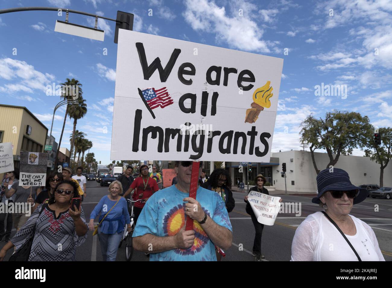 Les manifestants anti-Trump défilés le long du boulevard Van Nuys à Los Angeles, en Californie, sur 19 novembre 2016. (Photo de Ronen Tivony/NurPhoto) *** Veuillez utiliser le crédit du champ de crédit *** Banque D'Images