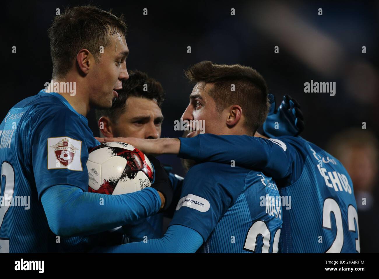 Artem Dzyuba (L) du FC Zenit Saint-Pétersbourg et Róbert Mak du FC Zenit Saint-Pétersbourg célèbre après avoir obtenu leur score lors du match de la première ligue russe de football entre le FC Zenit Saint-Pétersbourg et le FC Krylya Sovetov Samara au stade Petrovsky de 20 novembre 2016 à Saint-Pétersbourg, en Russie. (Photo par Igor Russak/NurPhoto) *** Veuillez utiliser le crédit du champ de crédit *** Banque D'Images