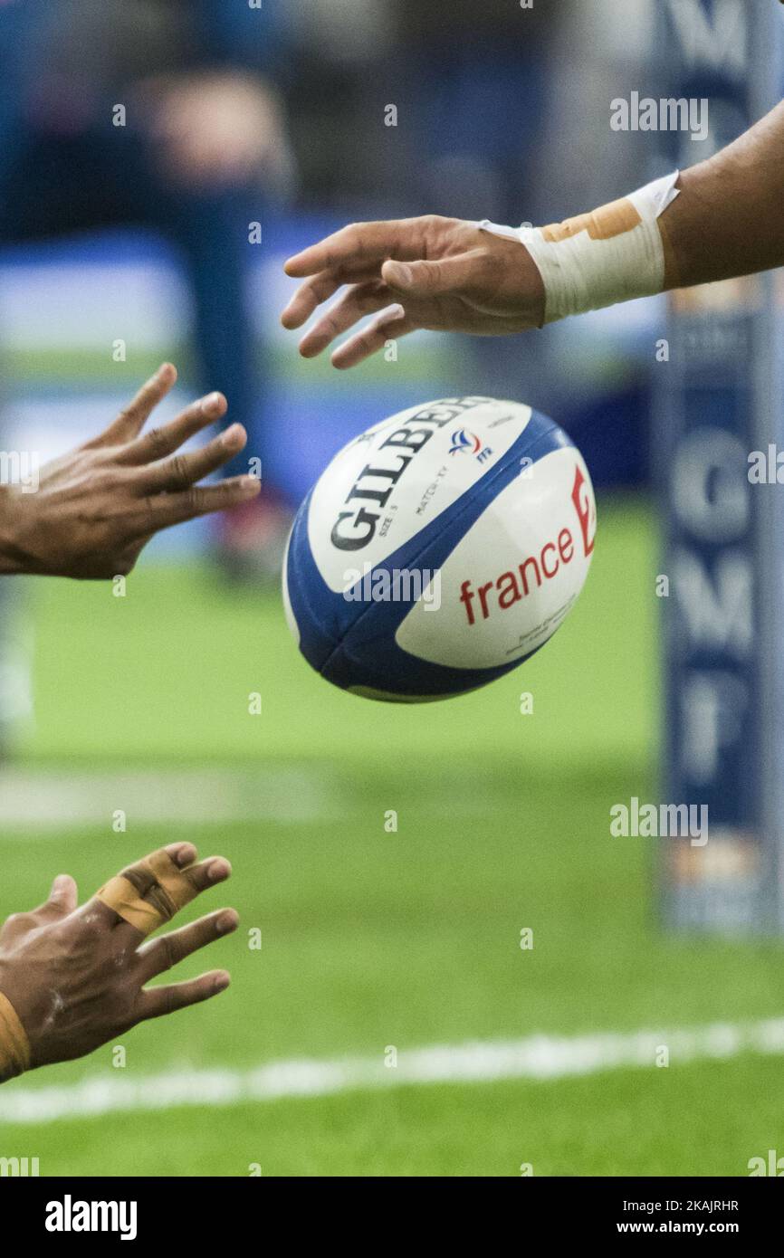 Le ballon photographié pendant le match de rugby entre la France et l'Australie au Stade de France à Saint-Denis, à l'extérieur de Paris, sur 19 novembre 2016. (Photo de Geoffroy Van der Hasselt/NurPhoto) *** Veuillez utiliser le crédit du champ de crédit *** Banque D'Images