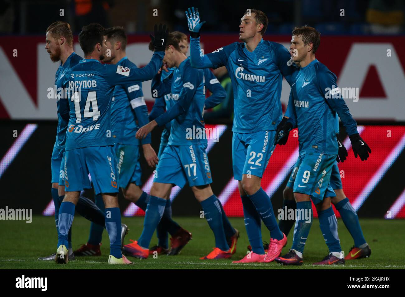 Artur Yusupov (L), Artem Dzyuba, Alexander Kokorin, du FC Zenit Saint-Pétersbourg, célèbre après avoir atteint son but lors du match de la première Ligue russe de football entre le FC Zenit Saint-Pétersbourg et le FC Krylyya Sovetov Samara, au stade Petrovsky de 20 novembre 2016, à Saint-Pétersbourg, en Russie. (Photo par Igor Russak/NurPhoto) *** Veuillez utiliser le crédit du champ de crédit *** Banque D'Images