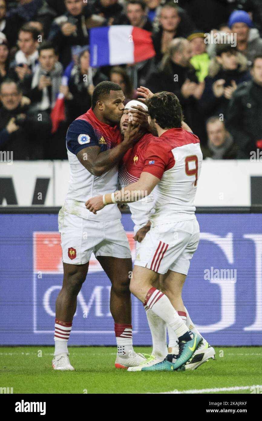 Le joueur français Maxime Machenaud fête avec ses coéquipiers lors du match de rugby entre la France et l'Australie au Stade de France à Saint-Denis, à l'extérieur de Paris, sur 19 novembre 2016. (Photo de Geoffroy Van der Hasselt/NurPhoto) *** Veuillez utiliser le crédit du champ de crédit *** Banque D'Images