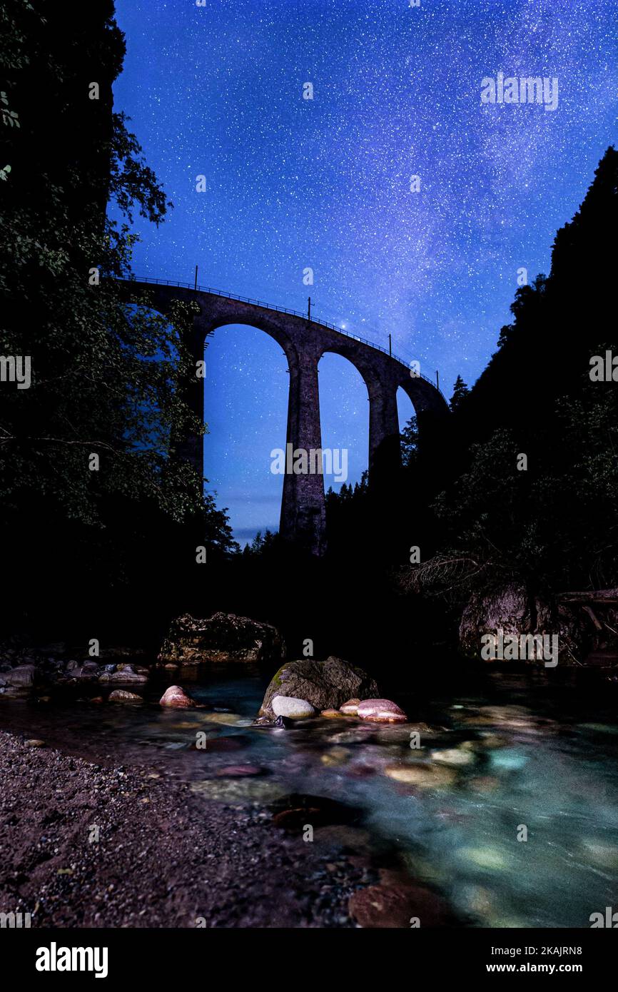 Un cliché vertical du viaduc Landwasser sous les étoiles magiques de la Suisse Banque D'Images