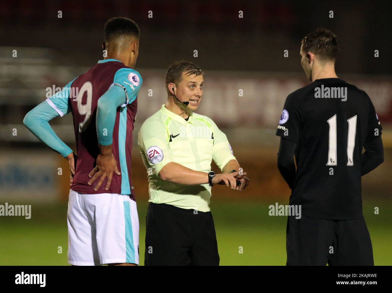 Arbitre Adrain Quelch lors du match de Premier League 2 entre West Ham Unis sous 23s contre Blackburn Rovers sous 23s au stade de construction de Chigwell Dagenham Britain le 21st novembre 2016 à Dagenham, Angleterre. (Photo de Kieran Galvin/NurPhoto) *** Veuillez utiliser le crédit du champ de crédit *** Banque D'Images