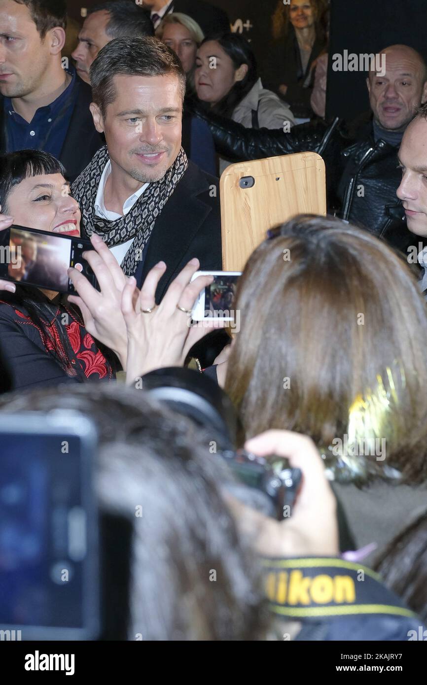 L'acteur AMÉRICAIN Brad Pitt emmène selfie à ses fans lorsqu'ils arrivent pour assister à la première en Espagne du film 'Allied' dans Callao City Lights, dans le centre de Madrid sur 22 novembre 2016.(photo d'Oscar Gonzalez/NurPhoto) *** Veuillez utiliser le crédit du champ de crédit *** Banque D'Images