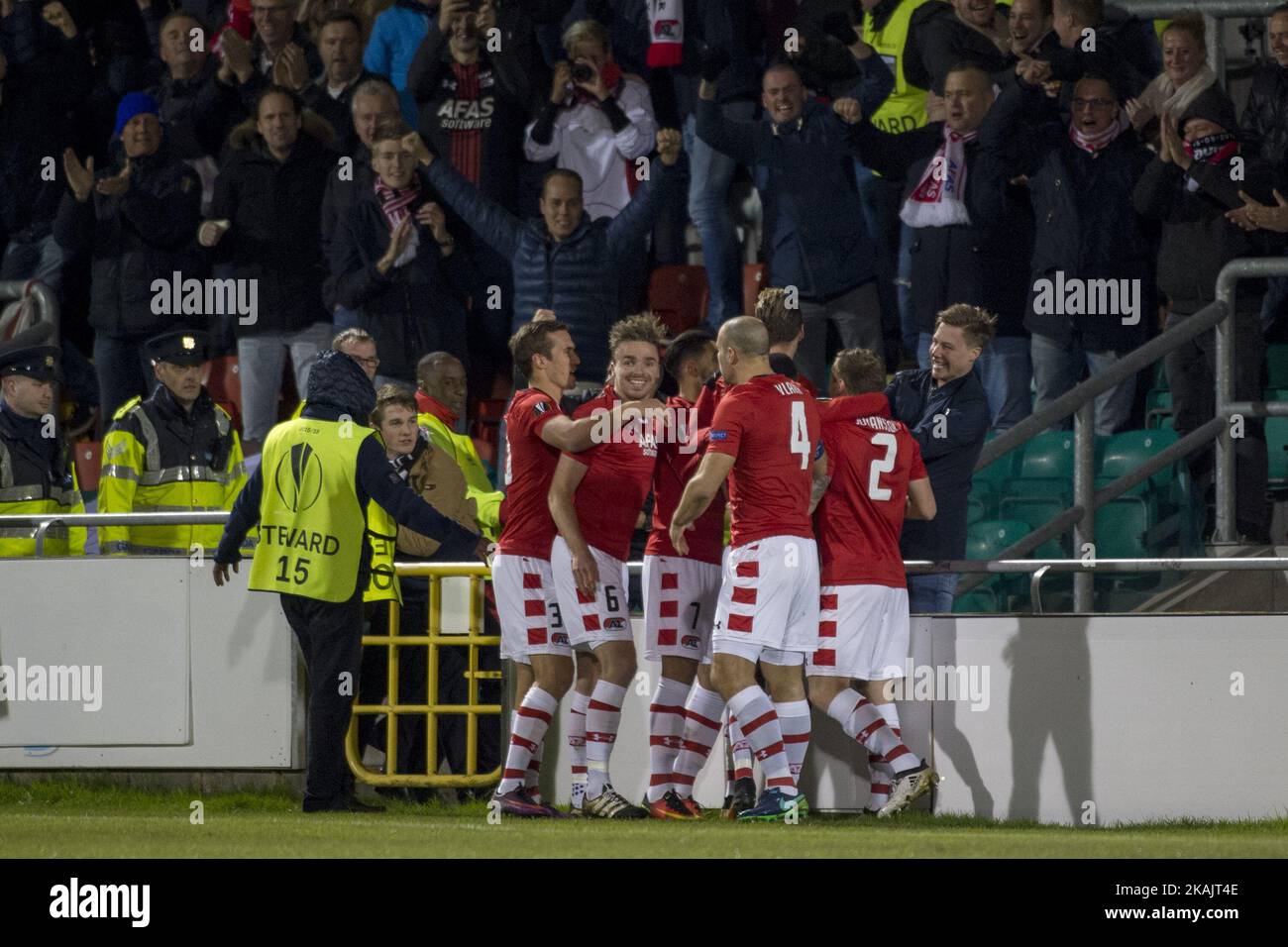 Les joueurs d'AZ Alkmaar fêtent après le but de Wout Weghorst lors du match de l'UEFA Europa League Group D entre Dundalk FC et AZ Alkmaar au stade de Tallaght à Dublin, en Irlande, sur 24 novembre, 20016 Banque D'Images