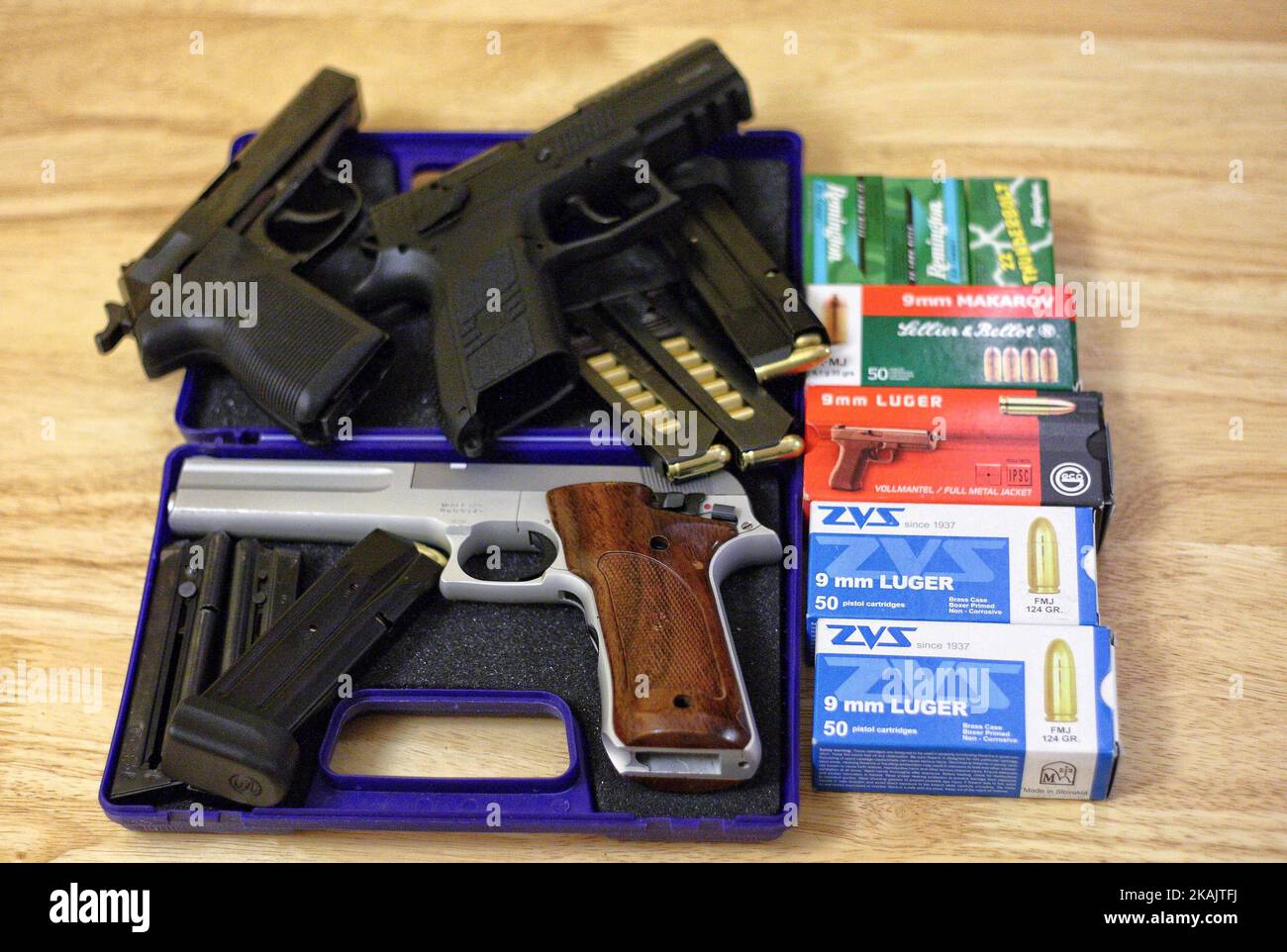 Photos prises en 2015 et 2016 au stand de tir de Gdansk, Pologne Collection d'armes à feu: Pistolet militaire polonais P83 (en haut à gauche) cal. 9mm Makarov/9x18, pistolet tchèque CZ75 P-07 (Ceska Zbrojovka) (R) cal. 9mm Parabellum/Luger/OTAN/9x19 et Smith&Wesson 622 (bas) cal. 22LR (5,56 mm). Sur le côté droit de haut en bas munitions: .22LR Winchester, .22LR Winchester Thunderbolt, 9mm Makarov SellierBellot, 9mm Luger ZVS est vu le ministre polonais de la Défense Antoni Macierewicz a suggéré que l'accès des citoyens aux armes à feu en Pologne pourrait être élargi à l'avenir. Macierewicz a dit qu'un importan Banque D'Images