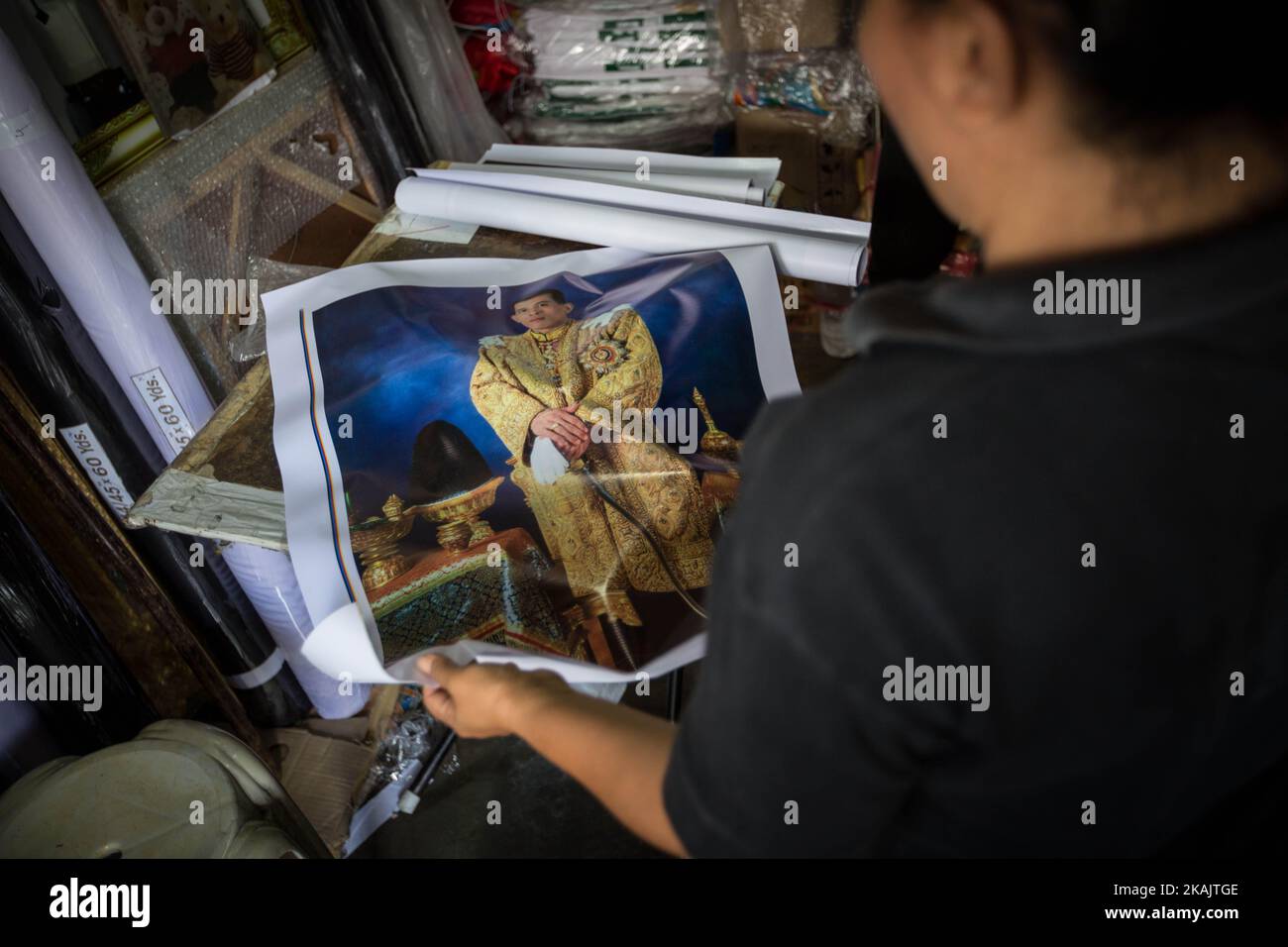 Un commerçant prépare des portraits du prince héritier thaïlandais Maha Vajiralongkorn pour les vendre dans un magasin spécialisé dans les portraits de monarchie à Bangkok, en Thaïlande, sur 29 novembre 2016. La Thaïlande a commencé aujourd'hui le processus officiel d'inviter le prince héritier à prendre le trône et est devenu le nouveau roi de Thaïlande. (Photo de Guillaume Payen/NurPhoto) *** Veuillez utiliser le crédit du champ de crédit *** Banque D'Images