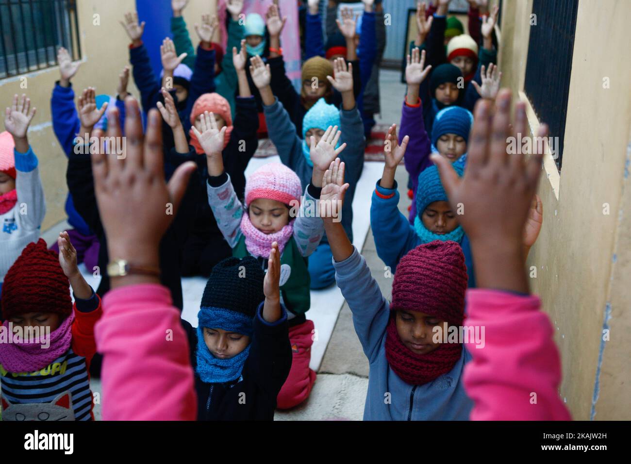 KATMANDOU, NÉPAL-NOVEMBRE 30: Les enfants infectés par le VIH font du yoga tôt le matin à l'école de VIH de Siksya Sadan de saphalta à Krivypur près de Katmandou sur 30 novembre 2016. Saphalta VIH Shiksya Sadan école et la maison de la vie de bébé est établie il y a neuf ans par Raj Kumar Pune, 32 ans, qui est maintenant la maison pour 24 enfants infectés par le VIH âgés de 4 à 15 ans . Saphalta VIH Shiksya Sadan est une première école pour les enfants séropositifs ouvertement identifiés au Népal. (Photo de Sunil Pradhan/NurPhoto) *** Veuillez utiliser le crédit du champ de crédit *** Banque D'Images