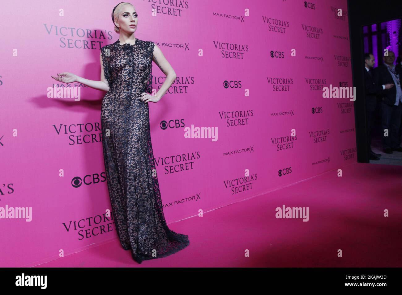 Madame Gaga assiste au tapis rose avant le salon secret de la mode de Victoria au Grand Palais de Paris, sur 30 novembre 2016. (Photo de Mehdi Taamallah/NurPhoto) *** Veuillez utiliser le crédit du champ de crédit *** Banque D'Images