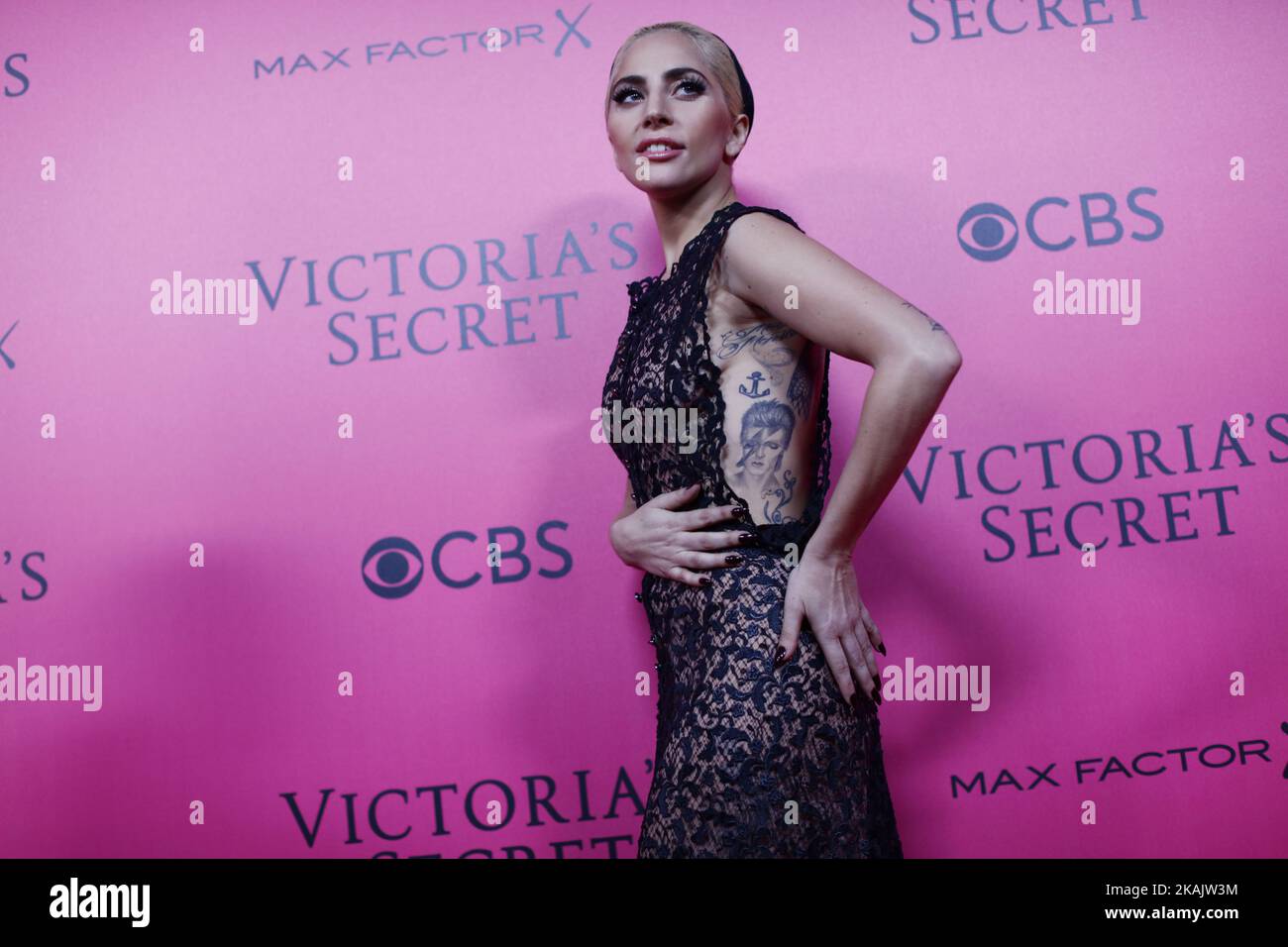 Madame Gaga assiste au tapis rose avant le salon secret de la mode de Victoria au Grand Palais de Paris, sur 30 novembre 2016. (Photo de Mehdi Taamallah/NurPhoto) *** Veuillez utiliser le crédit du champ de crédit *** Banque D'Images