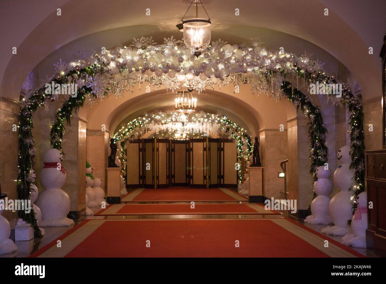 Dans le hall de la Croix inférieure, sur le couloir du rez-de-chaussée de la Maison Blanche, a été transformé en un pays merveilleux d'hiver, avec des arches de boule de neige créées à partir de plus de 6 000 ornements, avec d'innombrables bonhommes de neige bordant le couloir, pour le décor de vacances de 2016 à la Maison Blanche à Washington, DC, Sur 29 novembre 2016. (Photo de Cheriss May/NurPhoto) *** Veuillez utiliser le crédit du champ de crédit *** Banque D'Images