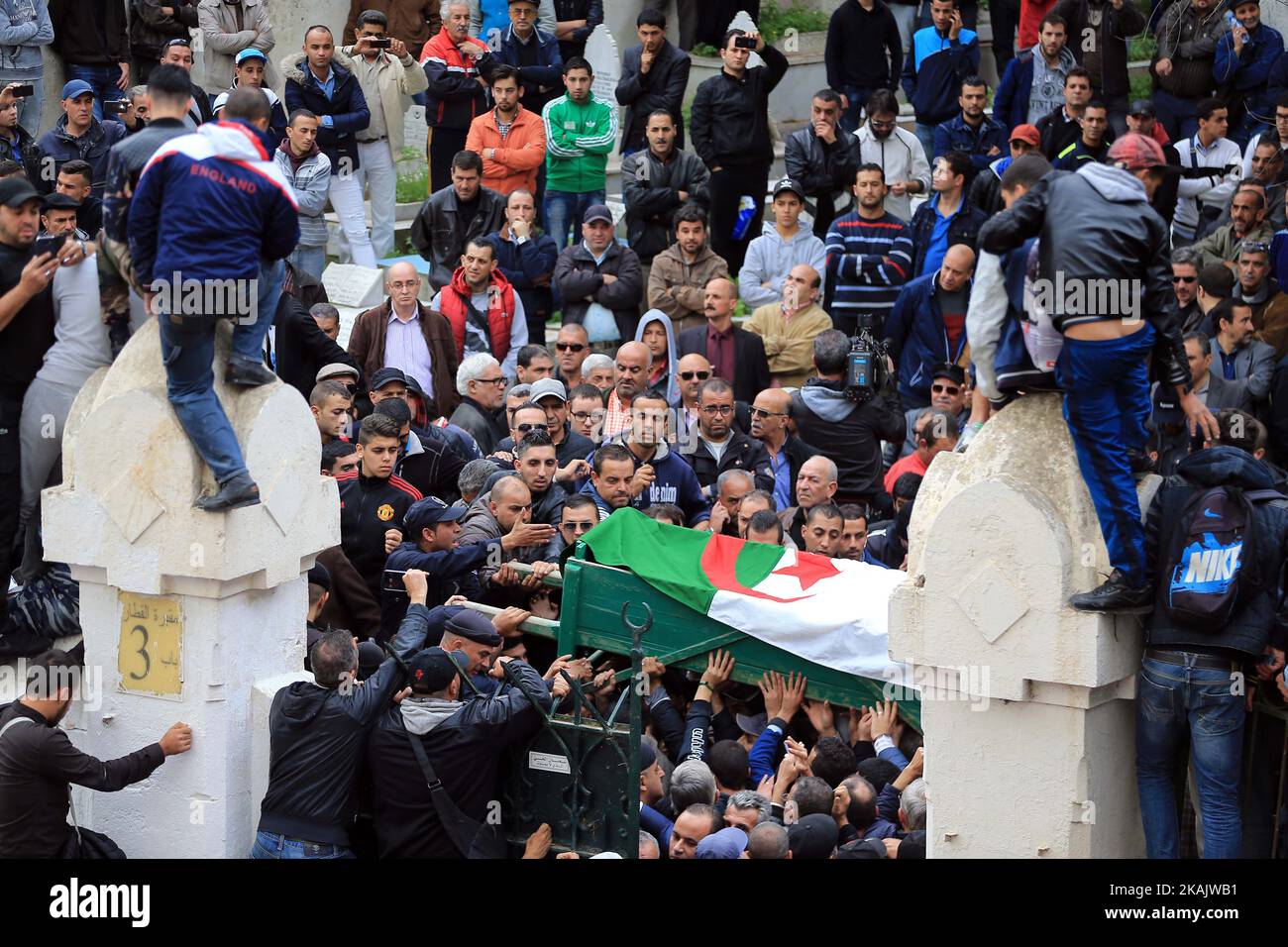 Enterrement du grand chanteur de chaabi Amar Ezzahi à l'âge de 75 ans dans le cimetière de bab el oued (Qatar) en présence de milliers de ses fans à Alger, Algérie, le 1st décembre 2016. (Photo de Billal Bensalem/NurPhoto) *** Veuillez utiliser le crédit du champ de crédit *** Banque D'Images