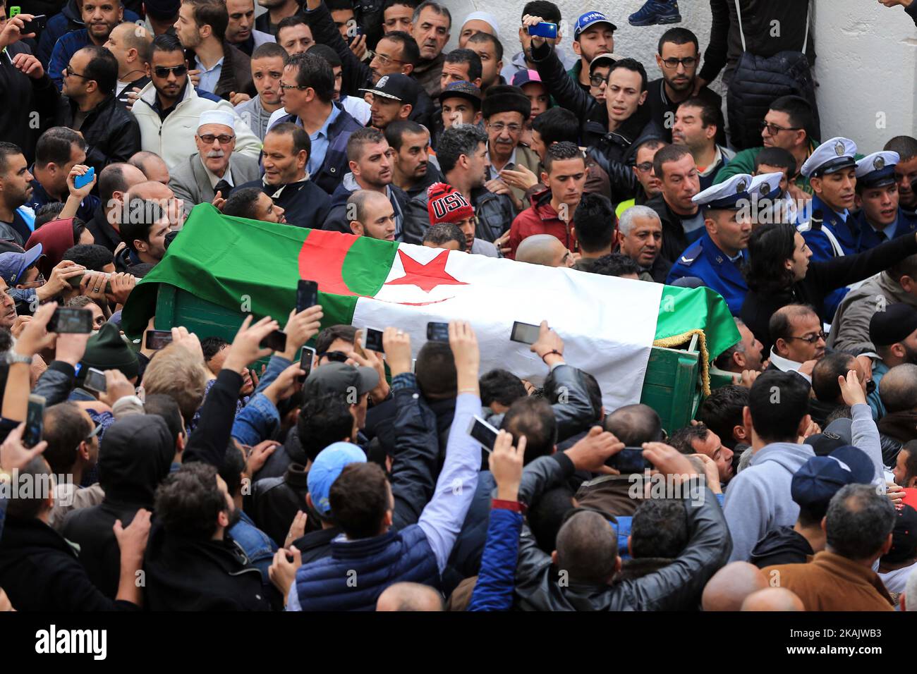 Enterrement du grand chanteur de chaabi Amar Ezzahi à l'âge de 75 ans dans le cimetière de bab el oued (Qatar) en présence de milliers de ses fans à Alger, Algérie, le 1st décembre 2016. (Photo de Billal Bensalem/NurPhoto) *** Veuillez utiliser le crédit du champ de crédit *** Banque D'Images