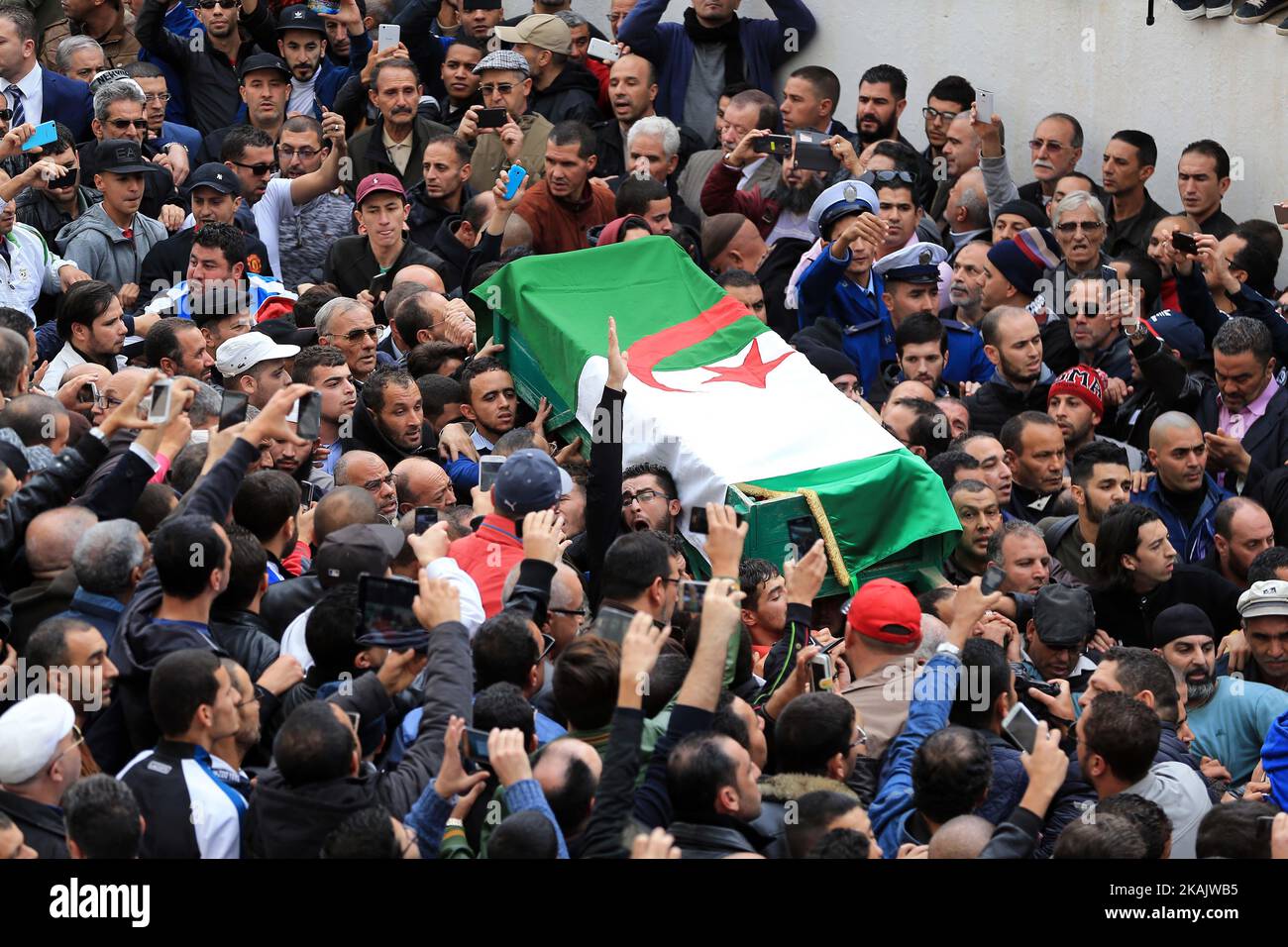 Enterrement du grand chanteur de chaabi Amar Ezzahi à l'âge de 75 ans dans le cimetière de bab el oued (Qatar) en présence de milliers de ses fans à Alger, Algérie, le 1st décembre 2016. (Photo de Billal Bensalem/NurPhoto) *** Veuillez utiliser le crédit du champ de crédit *** Banque D'Images