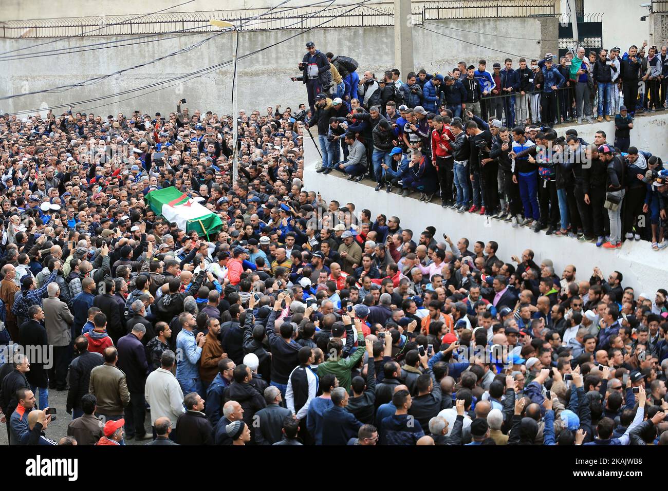 Enterrement du grand chanteur de chaabi Amar Ezzahi à l'âge de 75 ans dans le cimetière de bab el oued (Qatar) en présence de milliers de ses fans à Alger, Algérie, le 1st décembre 2016. (Photo de Billal Bensalem/NurPhoto) *** Veuillez utiliser le crédit du champ de crédit *** Banque D'Images